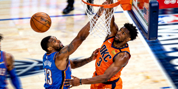 篮球运动员在NBA季后赛中激烈对抗的精彩瞬间